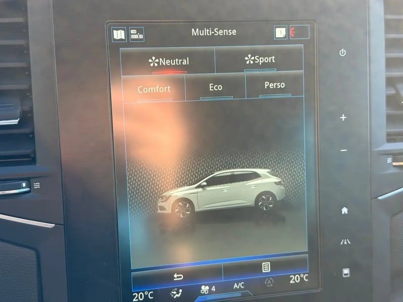 Photo de la voiture RENAULT MEGANE IV BERLINE TCe 140 FAP Intens