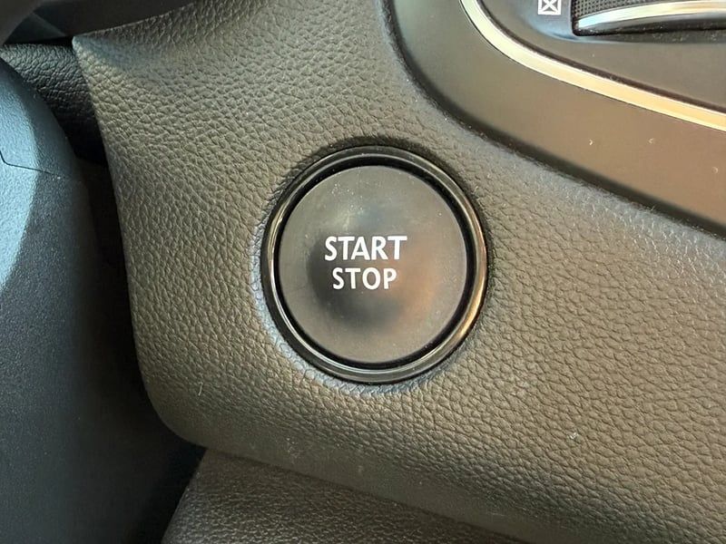 Photo de la voiture RENAULT MEGANE IV BERLINE TCe 140 FAP Intens