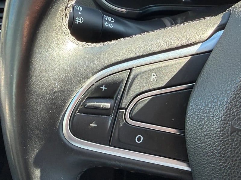 Photo de la voiture RENAULT MEGANE IV BERLINE TCe 140 FAP Intens