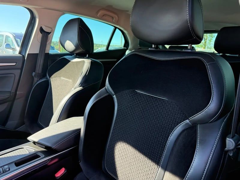 Photo de la voiture RENAULT MEGANE IV BERLINE TCe 140 FAP Intens