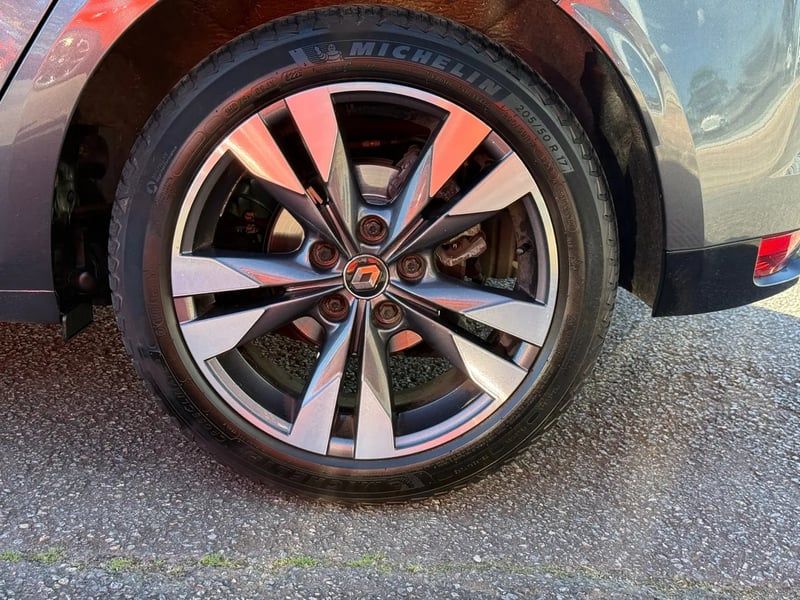 Photo de la voiture RENAULT MEGANE IV BERLINE TCe 140 FAP Intens