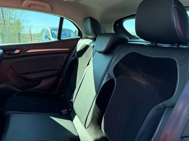 Photo de la voiture RENAULT MEGANE IV BERLINE TCe 140 FAP Intens