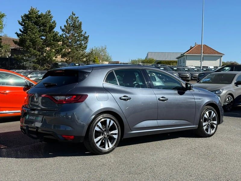 Photo de la voiture RENAULT MEGANE IV BERLINE TCe 140 FAP Intens