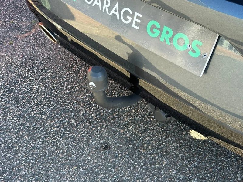 Photo de la voiture RENAULT MEGANE IV BERLINE TCe 140 FAP Intens