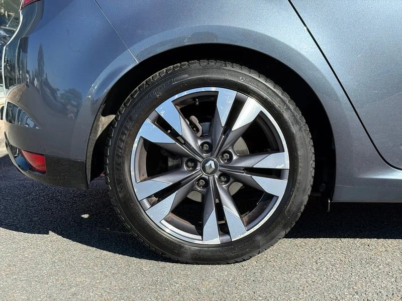 Photo de la voiture RENAULT MEGANE IV BERLINE TCe 140 FAP Intens