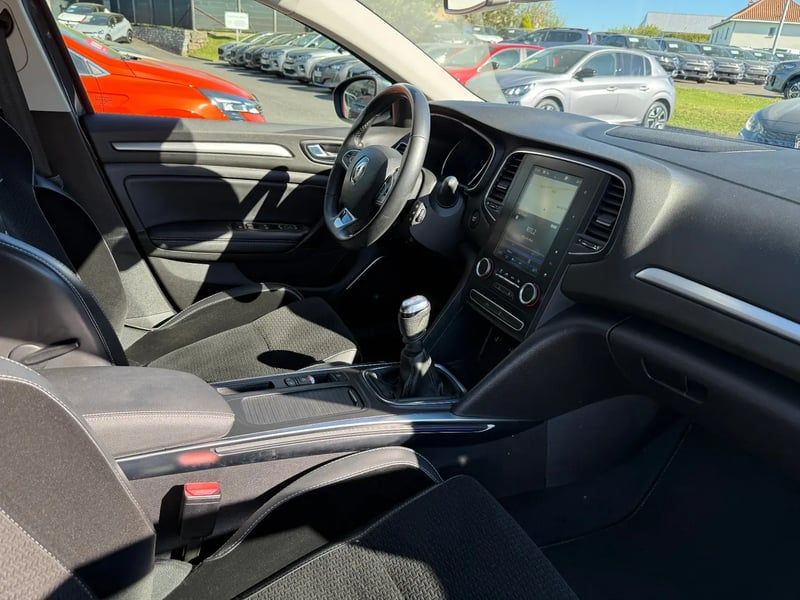 Photo de la voiture RENAULT MEGANE IV BERLINE TCe 140 FAP Intens