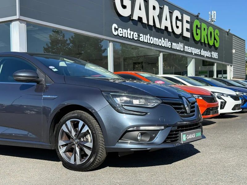 Photo de la voiture RENAULT MEGANE IV BERLINE TCe 140 FAP Intens