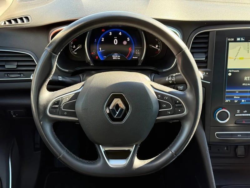 Photo de la voiture RENAULT MEGANE IV BERLINE TCe 140 FAP Intens