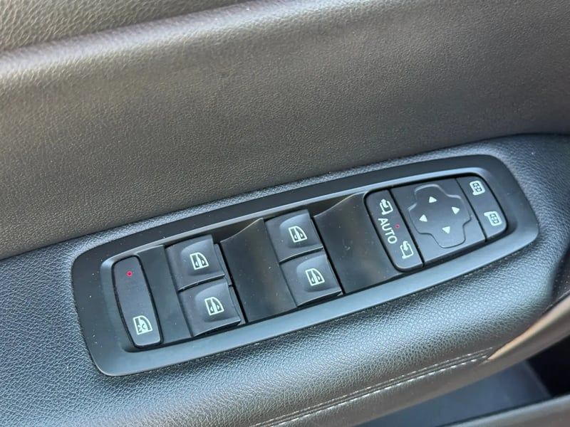 Photo de la voiture RENAULT MEGANE IV BERLINE TCe 140 FAP Intens