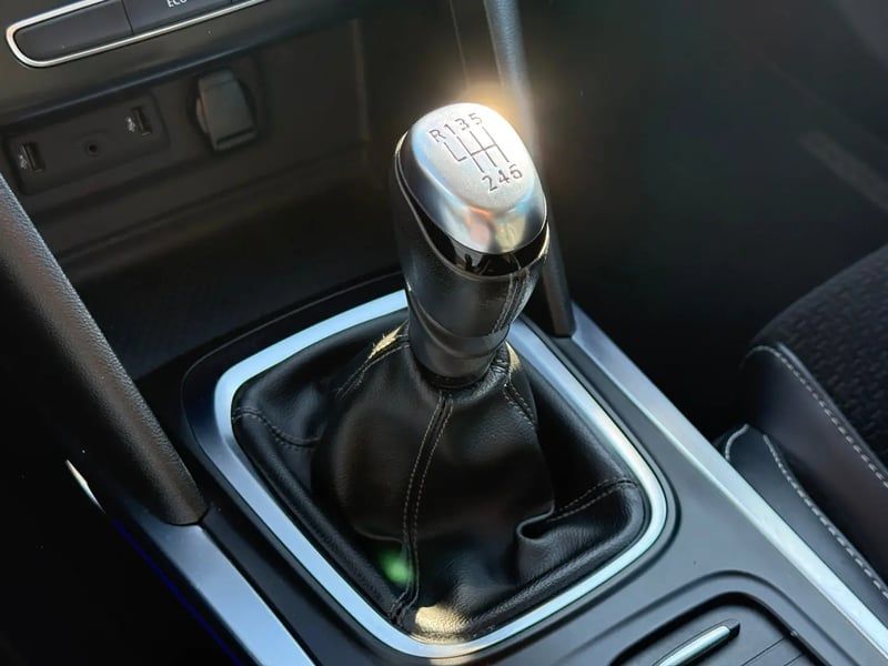 Photo de la voiture RENAULT MEGANE IV BERLINE TCe 140 FAP Intens