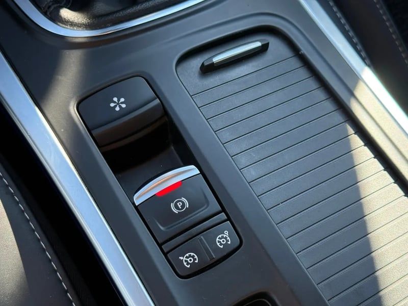 Photo de la voiture RENAULT MEGANE IV BERLINE TCe 140 FAP Intens