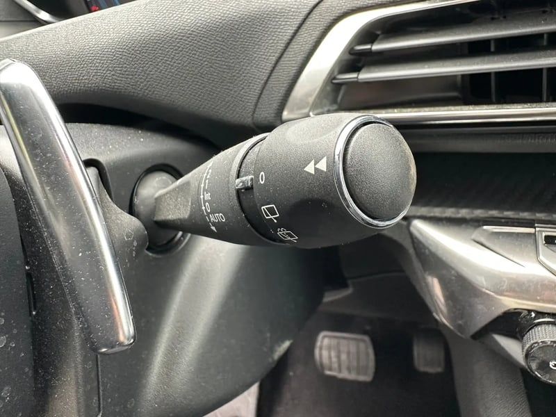 Photo de la voiture PEUGEOT 3008 Hybrid 180 e-EAT8 Allure Pack