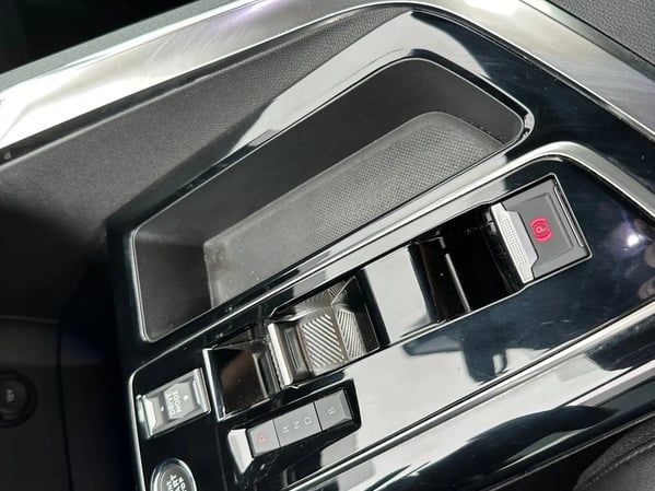 Photo de la voiture PEUGEOT 3008 Hybrid 180 e-EAT8 Allure Pack