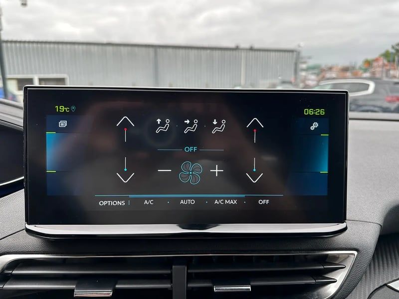 Photo de la voiture PEUGEOT 3008 Hybrid 180 e-EAT8 Allure Pack