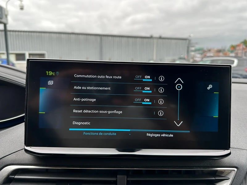 Photo de la voiture PEUGEOT 3008 Hybrid 180 e-EAT8 Allure Pack