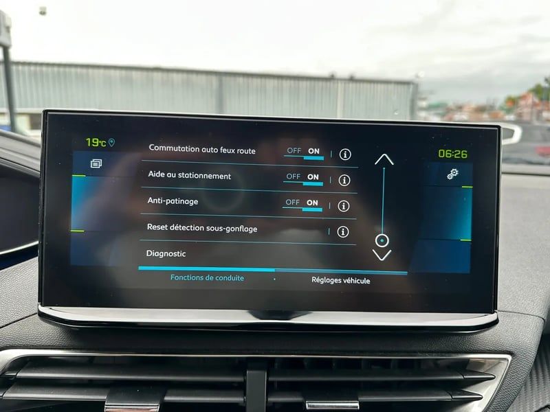 Photo de la voiture PEUGEOT 3008 Hybrid 180 e-EAT8 Allure Pack