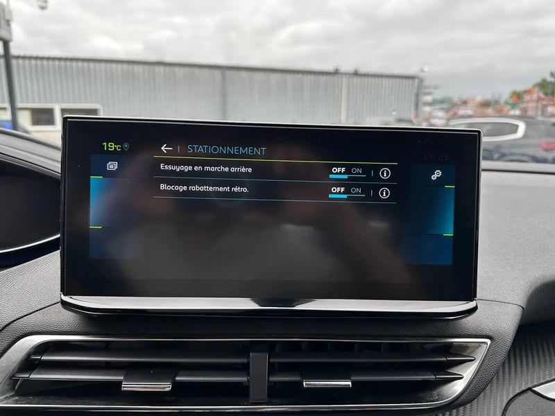 Photo de la voiture PEUGEOT 3008 Hybrid 180 e-EAT8 Allure Pack