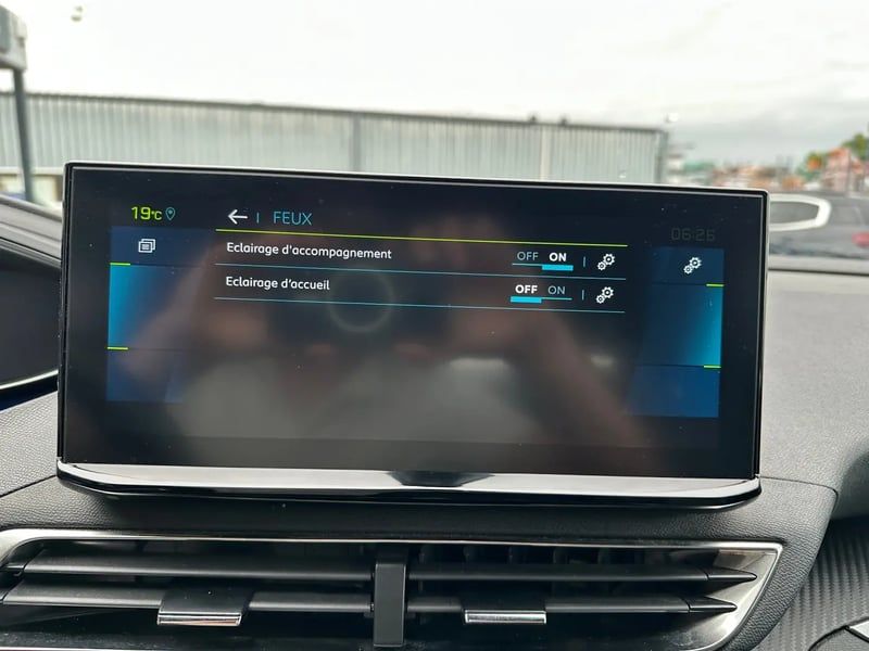 Photo de la voiture PEUGEOT 3008 Hybrid 180 e-EAT8 Allure Pack
