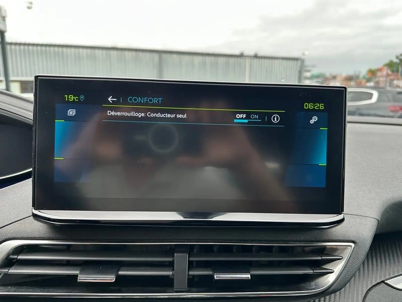 Photo de la voiture PEUGEOT 3008 Hybrid 180 e-EAT8 Allure Pack