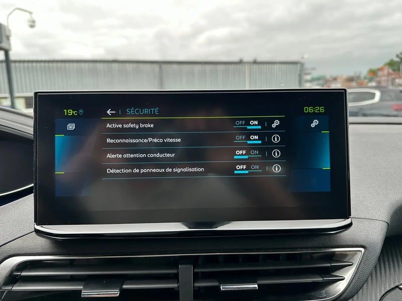Photo de la voiture PEUGEOT 3008 Hybrid 180 e-EAT8 Allure Pack