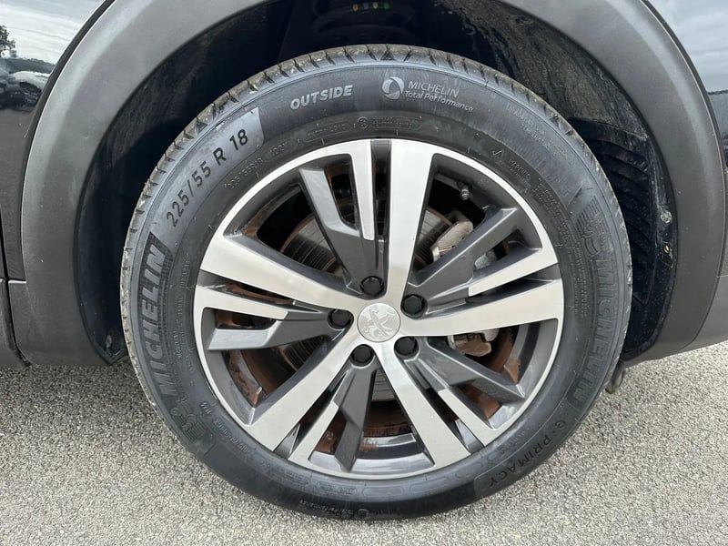 Photo de la voiture PEUGEOT 3008 Hybrid 180 e-EAT8 Allure Pack
