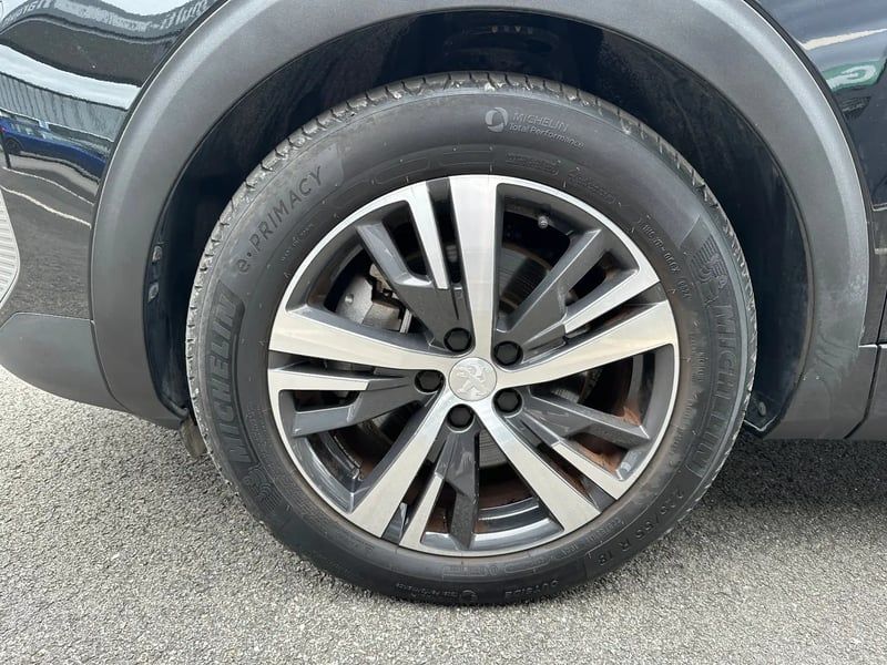 Photo de la voiture PEUGEOT 3008 Hybrid 180 e-EAT8 Allure Pack