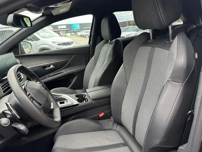 Photo de la voiture PEUGEOT 3008 Hybrid 180 e-EAT8 Allure Pack