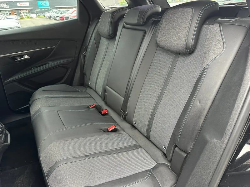 Photo de la voiture PEUGEOT 3008 Hybrid 180 e-EAT8 Allure Pack