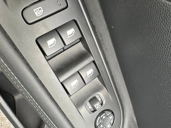 Photo de la voiture PEUGEOT 3008 Hybrid 180 e-EAT8 Allure Pack