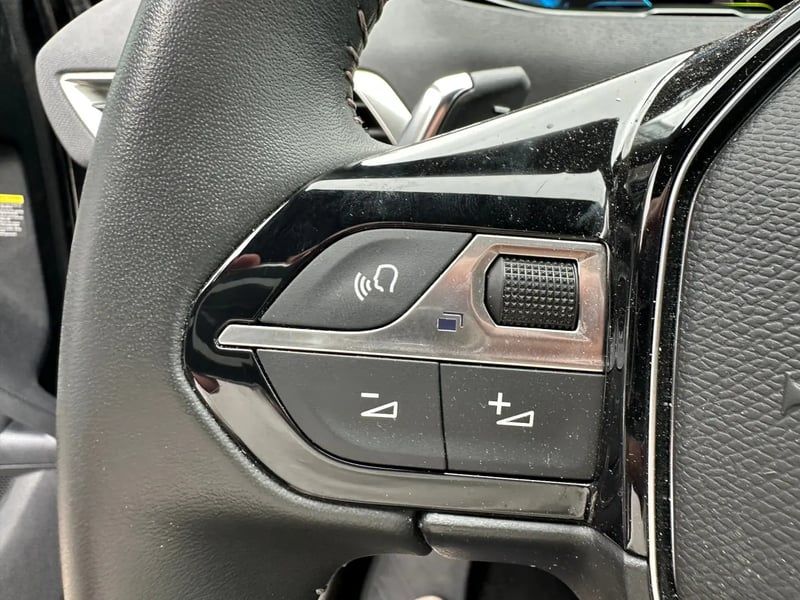 Photo de la voiture PEUGEOT 3008 Hybrid 180 e-EAT8 Allure Pack