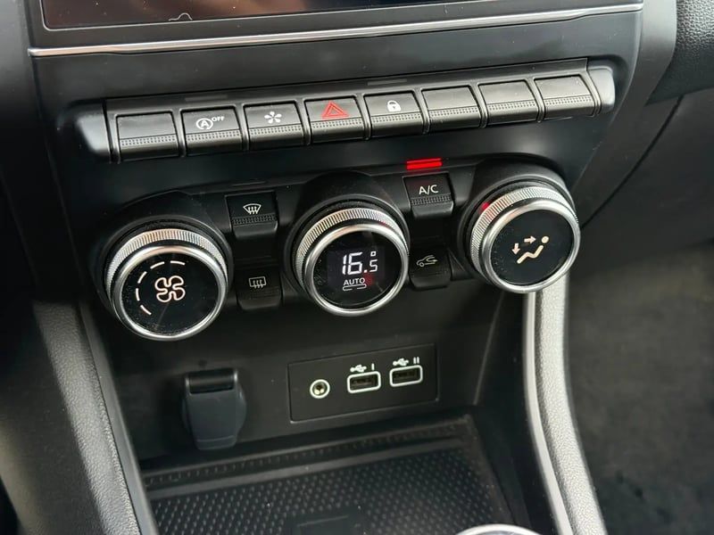 Photo de la voiture RENAULT CAPTUR mild hybrid 140 Techno