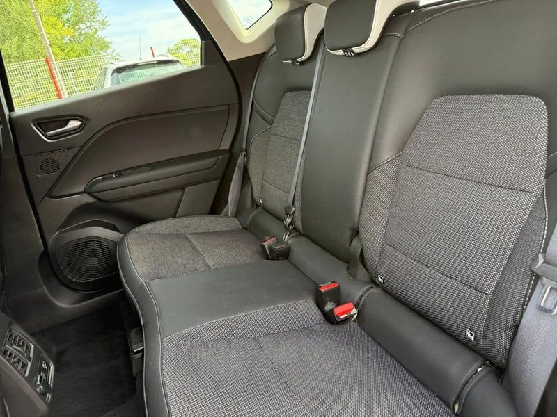 Photo de la voiture RENAULT CAPTUR mild hybrid 140 Techno