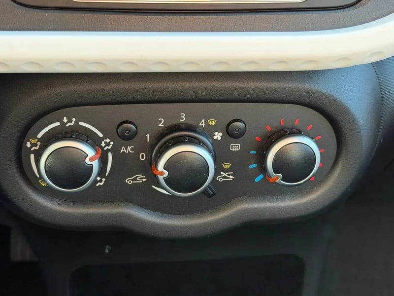 Photo de la voiture RENAULT TWINGO III 0.9 TCe 90 Energy E6C Limited