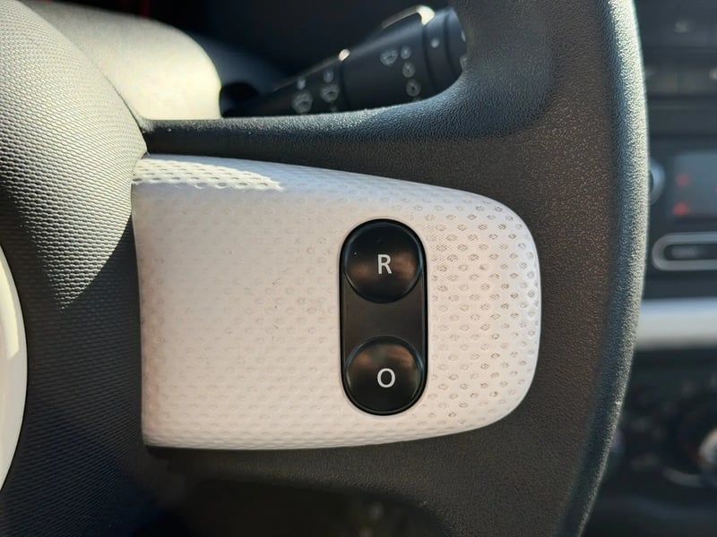 Photo de la voiture RENAULT TWINGO III 0.9 TCe 90 Energy E6C Limited