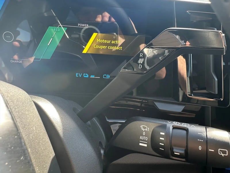 Photo de la voiture RENAULT AUSTRAL full hybrid E-Tech 200 ch Techno
