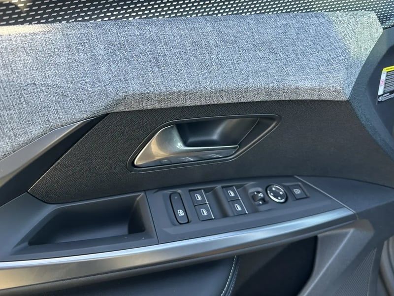 Photo de la voiture PEUGEOT 5008 Hybrid 136 e-DCS6 GT