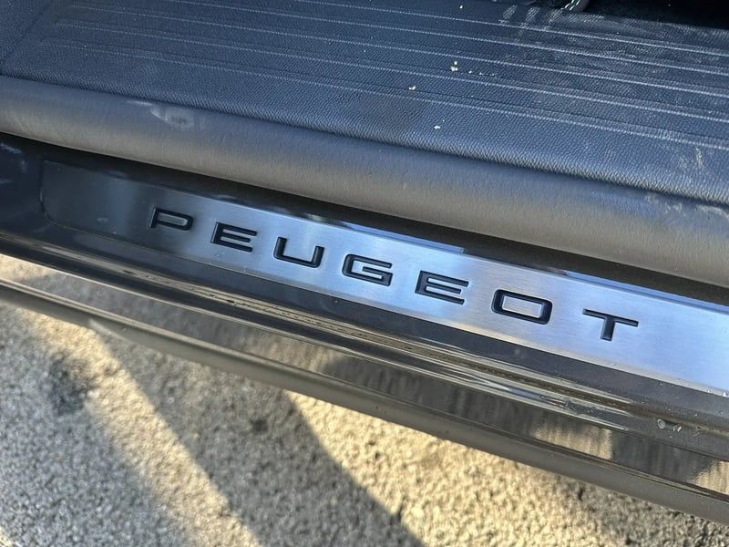 Photo de la voiture PEUGEOT 5008 Hybrid 136 e-DCS6 GT