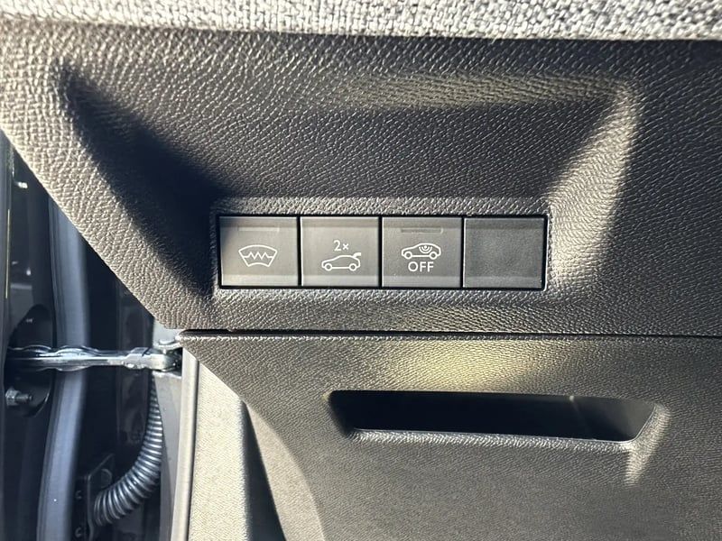 Photo de la voiture PEUGEOT 5008 Hybrid 136 e-DCS6 GT