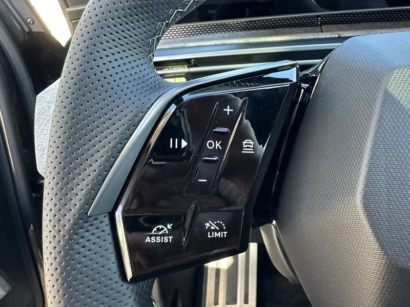 Photo de la voiture PEUGEOT 5008 Hybrid 136 e-DCS6 GT