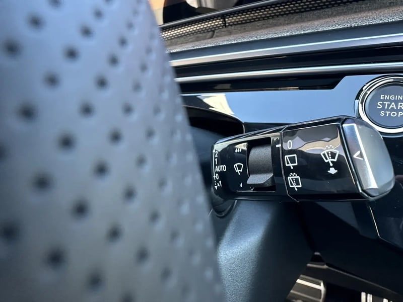 Photo de la voiture PEUGEOT 5008 Hybrid 136 e-DCS6 GT