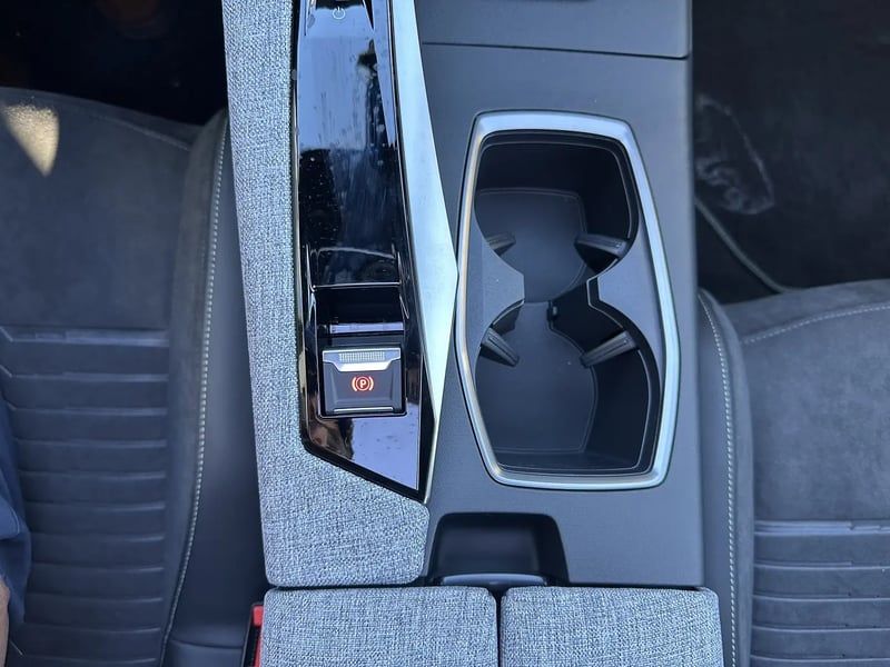 Photo de la voiture PEUGEOT 5008 Hybrid 136 e-DCS6 GT