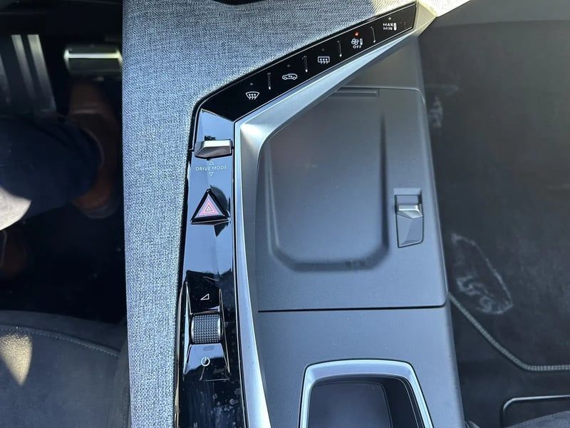 Photo de la voiture PEUGEOT 5008 Hybrid 136 e-DCS6 GT