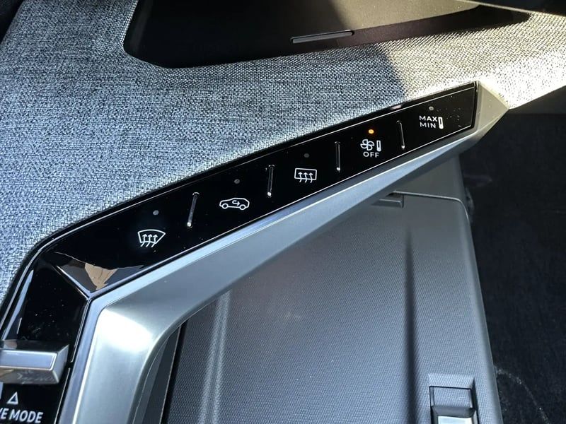 Photo de la voiture PEUGEOT 5008 Hybrid 136 e-DCS6 GT