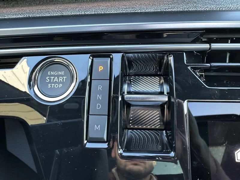 Photo de la voiture PEUGEOT 5008 Hybrid 136 e-DCS6 GT