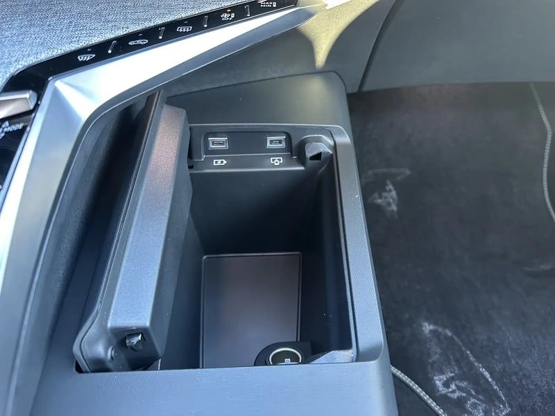 Photo de la voiture PEUGEOT 5008 Hybrid 136 e-DCS6 GT