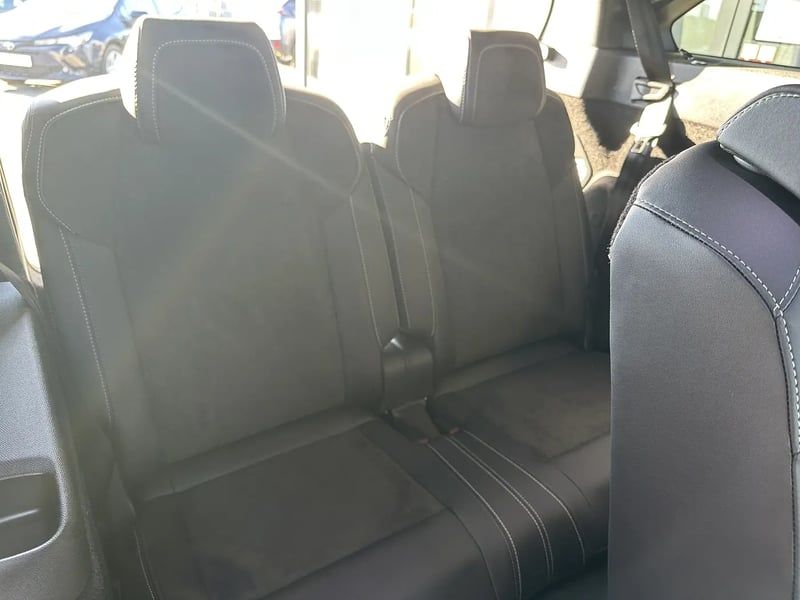 Photo de la voiture PEUGEOT 5008 Hybrid 136 e-DCS6 GT