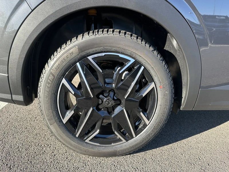 Photo de la voiture PEUGEOT 5008 Hybrid 136 e-DCS6 GT