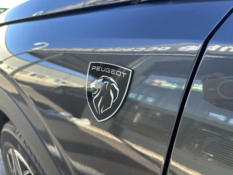 Photo de la voiture PEUGEOT 5008 Hybrid 136 e-DCS6 GT