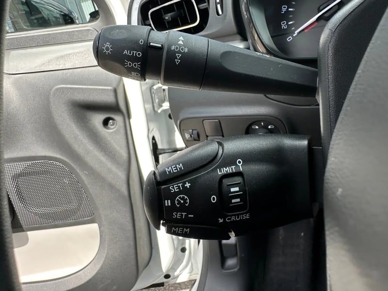 Photo de la voiture CITROEN C3 PureTech 83 S&S BVM5 Shine