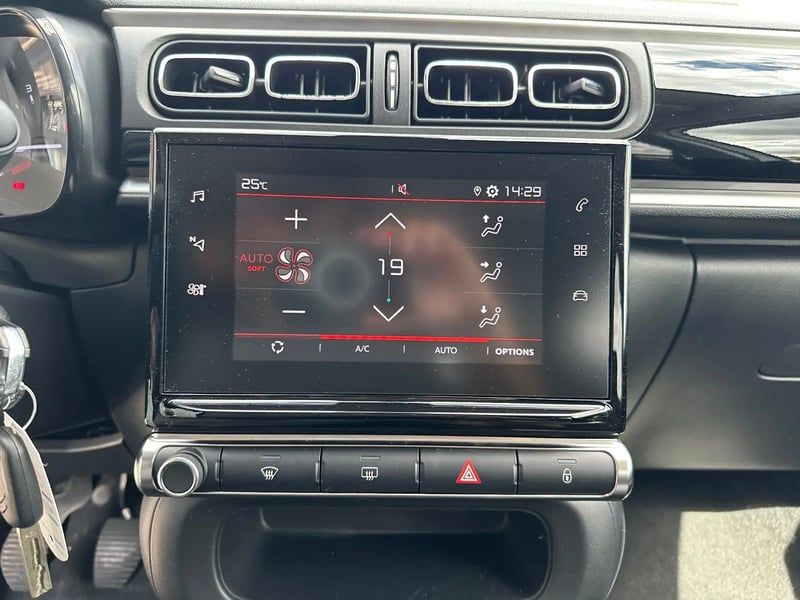 Photo de la voiture CITROEN C3 PureTech 83 S&S BVM5 Shine